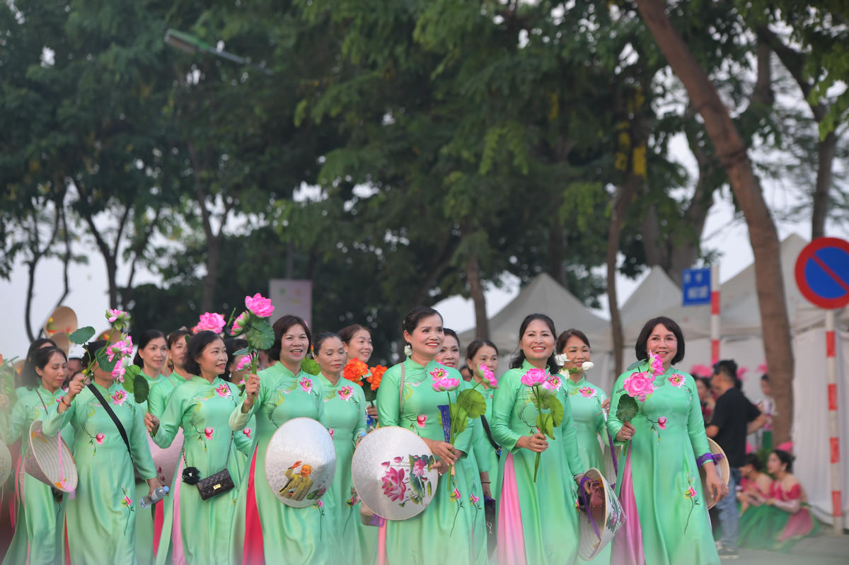 Các thành viên trong đoàn diễu hành hoàn thiện đội hình trước giờ xuất phát, tạo nên không khí sôi động của ngày hội.