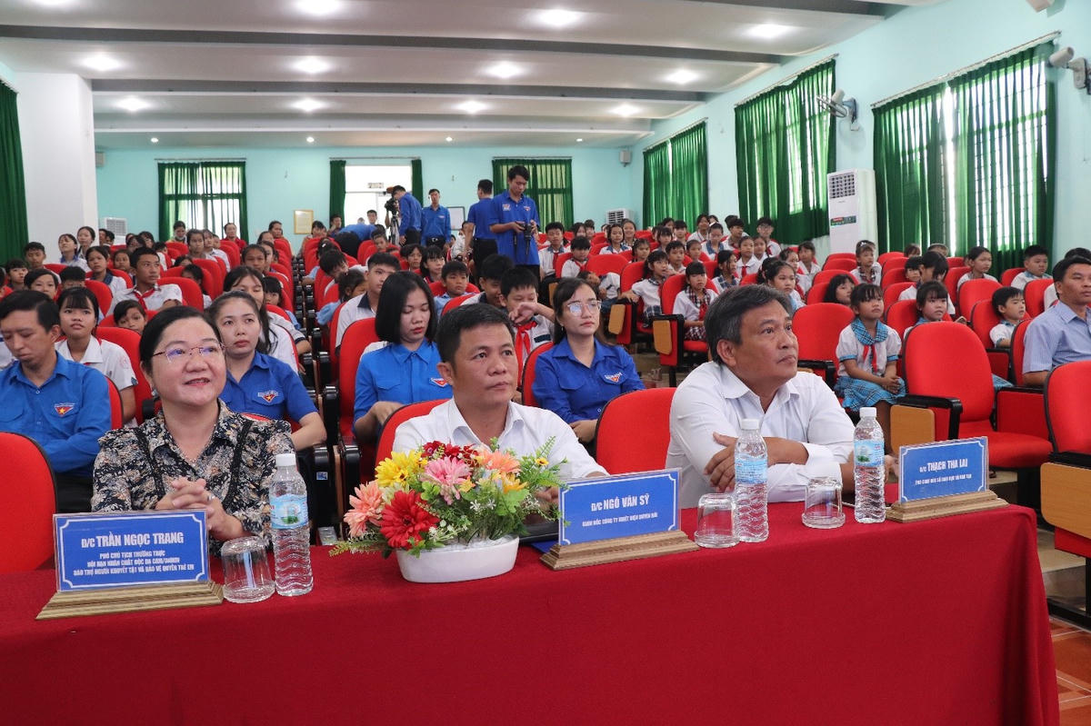 Quang cảnh Chương trình trao học bổng “Tiếp sức đến trường” tỉnh Vĩnh Long lần thứ III năm 2026.