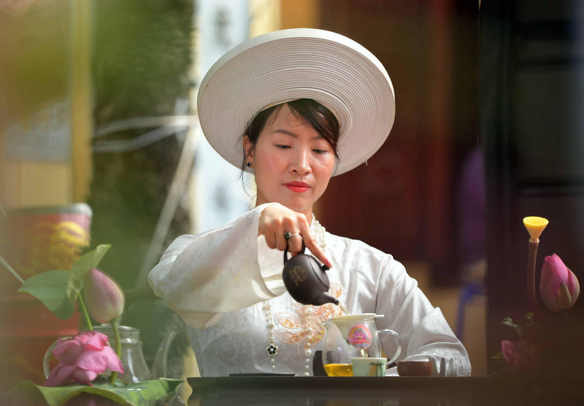 Trình diễn nghệ thuật pha trà sen.