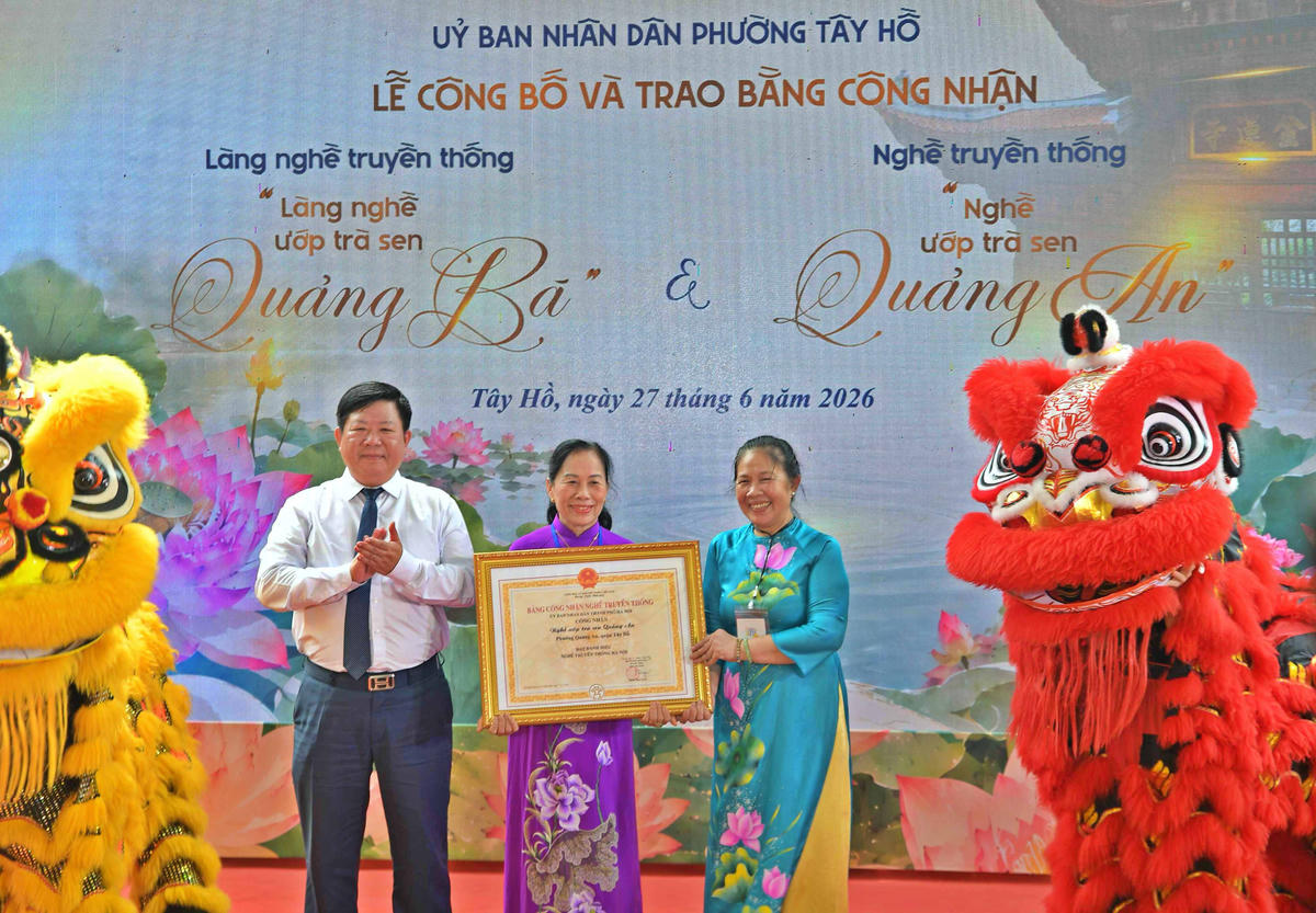 Đại diện nghệ nhân nghề truyền thống ướp trà sen Quảng An đón nhận Bằng công nhận tại buổi lễ.