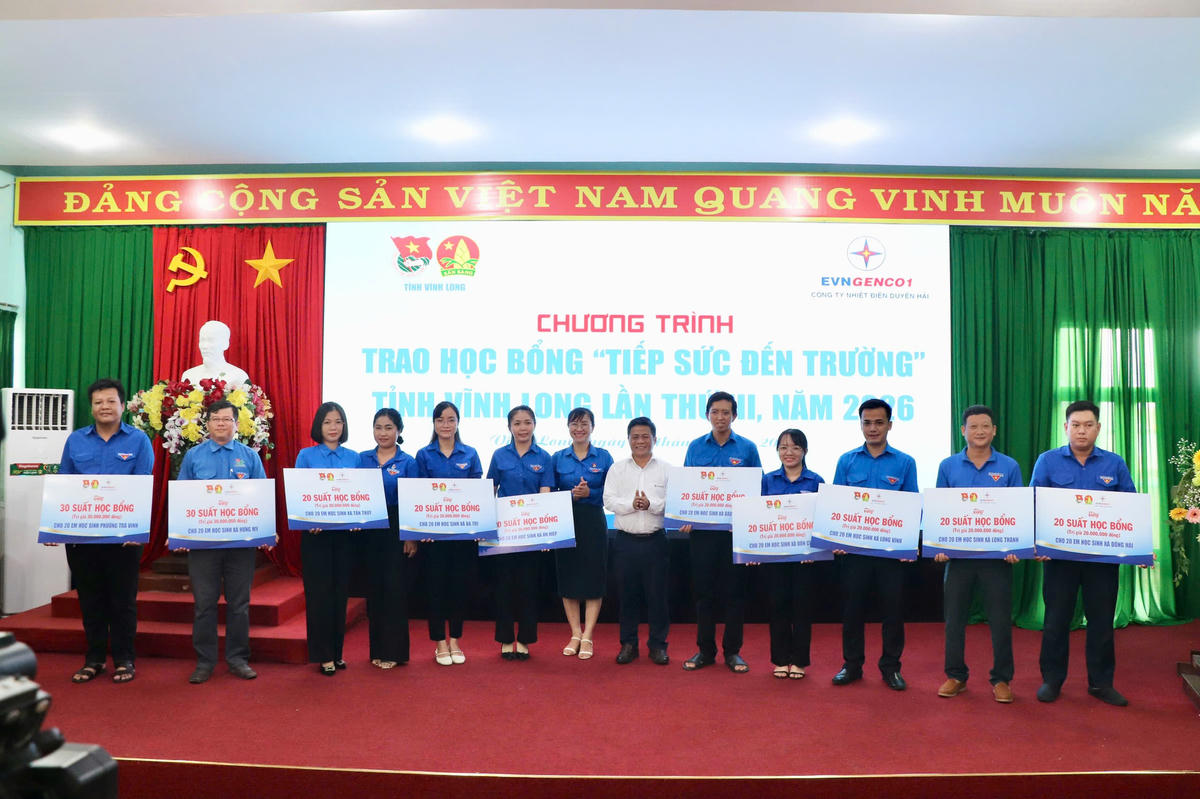 Đại diện Ban thường vụ Đoàn các xã nhận bảng tượng trưng học bổng để tiếp tục trao đến học sinh tại cơ sở.