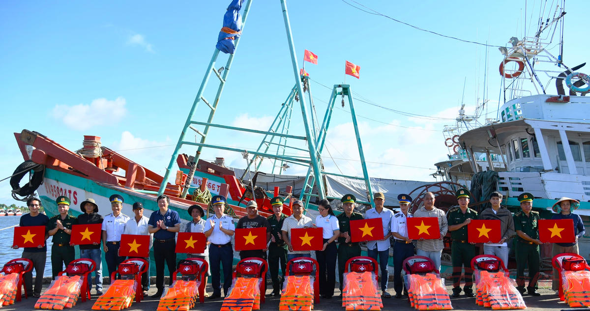 Cảnh sát biển và cán bộ Mặt trận đồng hành cùng ngư dân TP Hồ Chí Minh