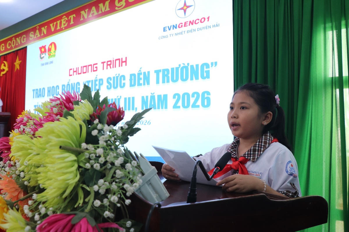 Em Trần Ngọc Phương Anh – học sinh lớp 6, trường THCS Long Hồ, đại diện các em học sinh nhận học bổng phát biểu cảm nghĩ tại chương trình