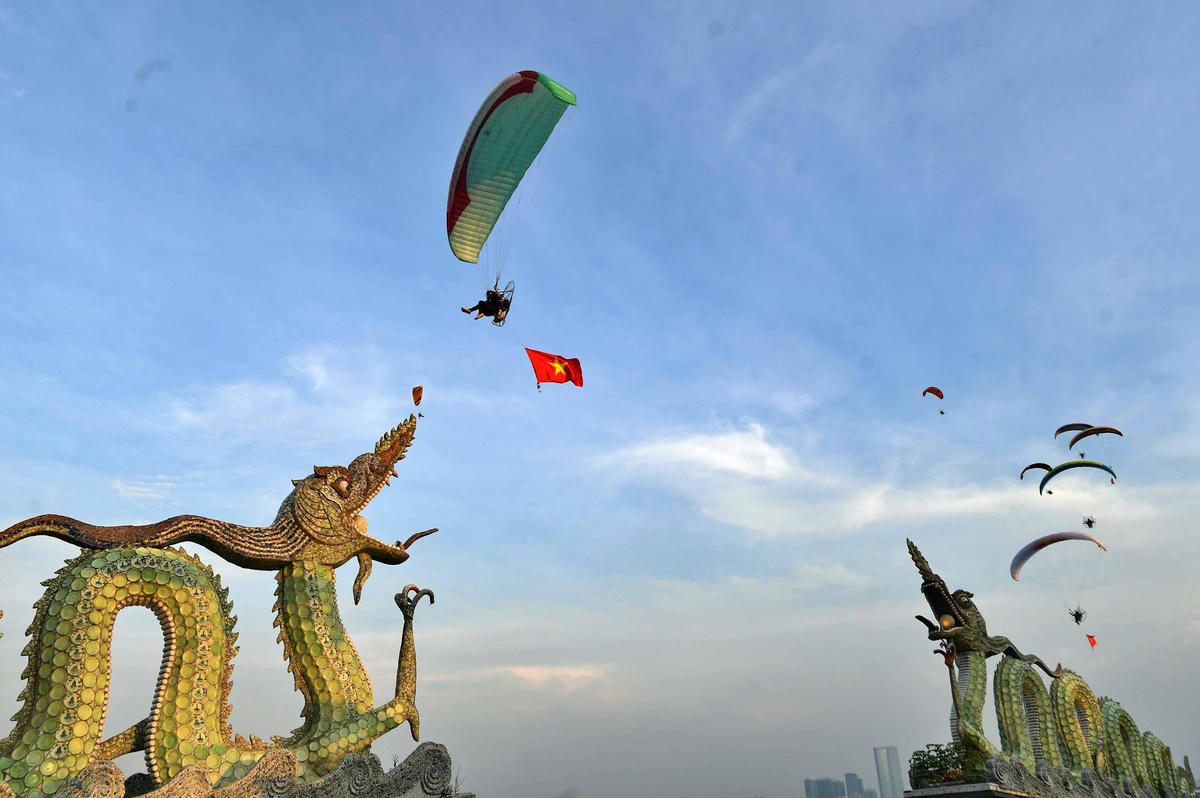 Màn trình diễn dù lượn trước tại chương trình.