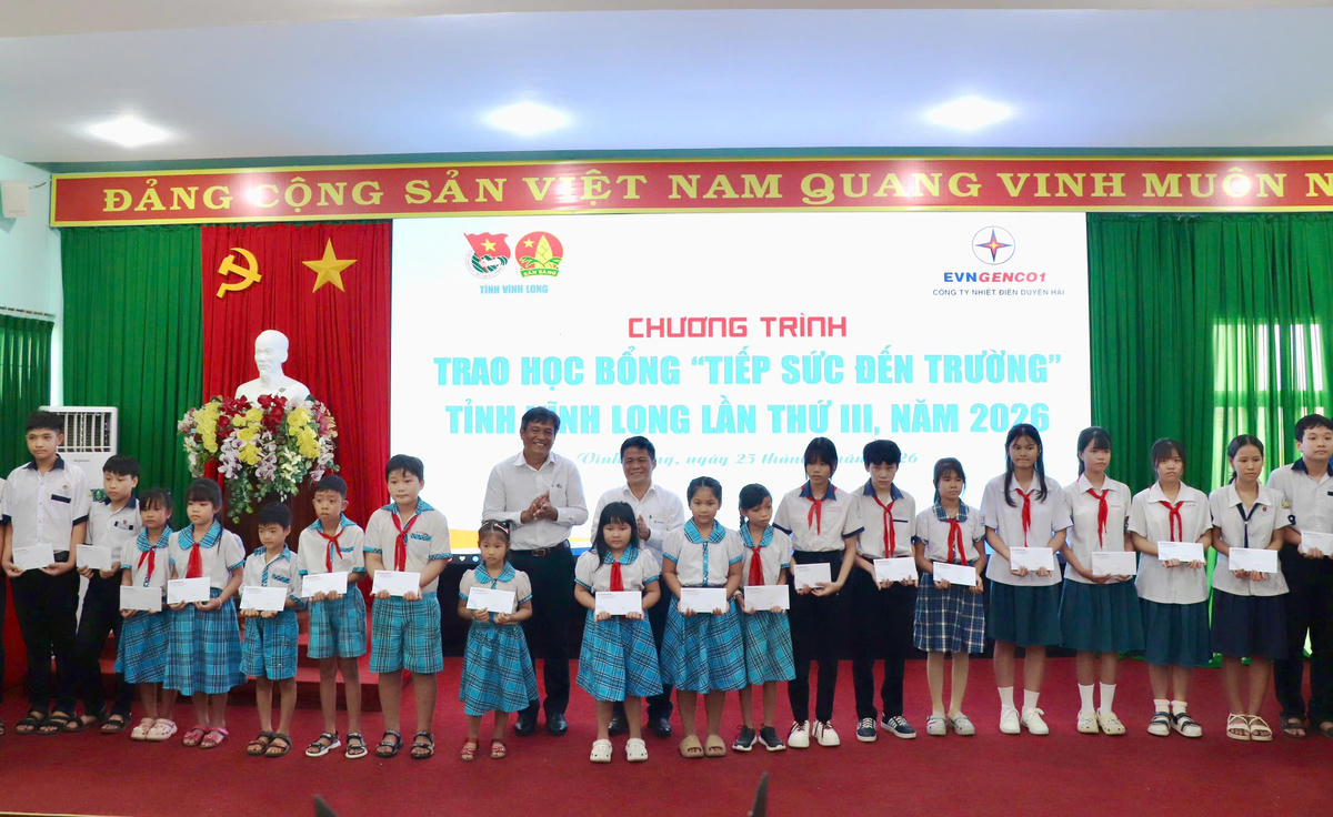 Đại biểu trao học bổng cho các em học sinh có hoàn cảnh khó khăn.