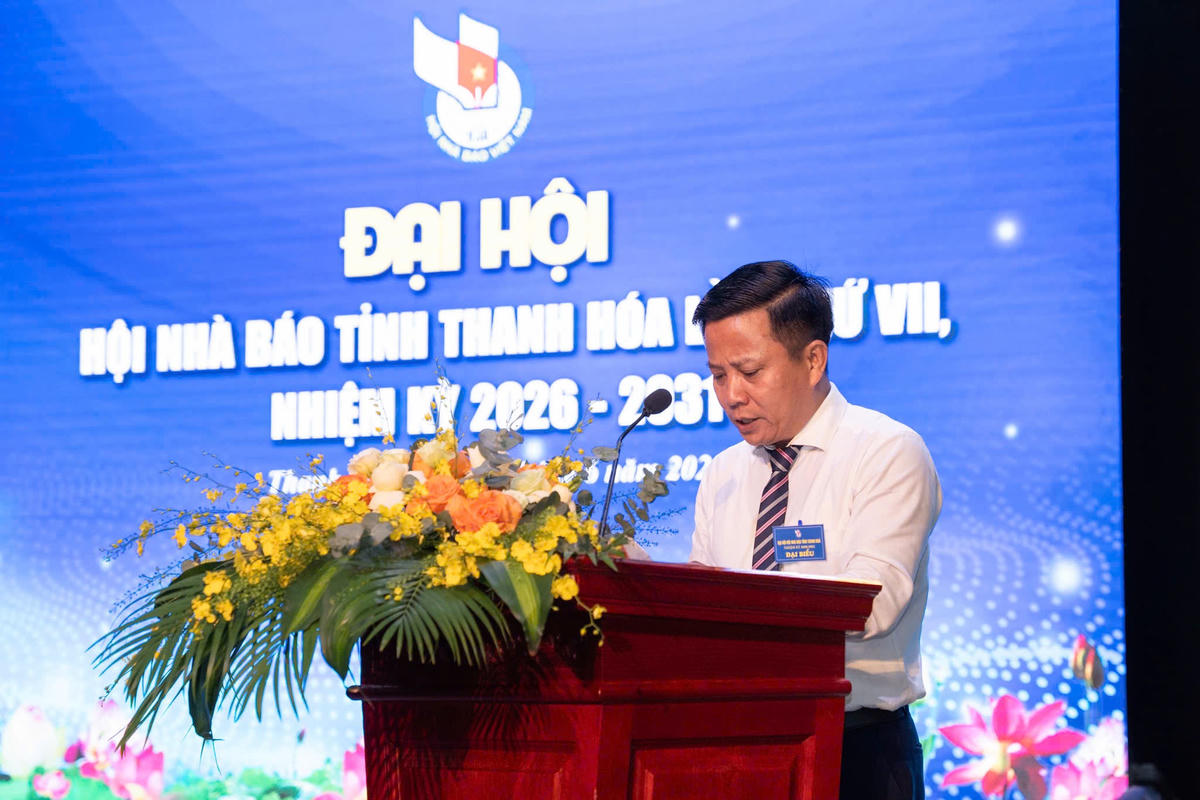 Nhà báo Nguyễn Anh Tuấn - Trưởng Ban Kiểm tra Hội Nhà báo tỉnh, Thư ký Chi hội Báo chí Trung ương tại Thanh Hóa trình bày tham luận tại đại hội. Ảnh: Lê Hợi
