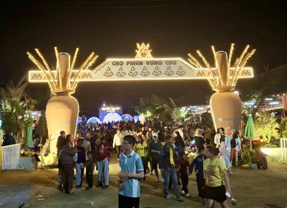 Sự gắn kết giữa chợ phiên và du lịch cộng đồng đang tạo ra chuỗi giá trị liên kết bền vững tại xã vùng cao A Lưới 2. Ảnh: A.L.