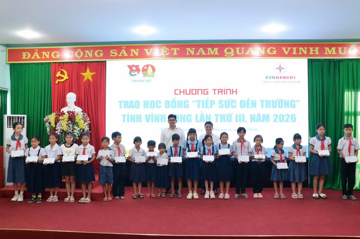 Những suất học bổng mang theo sự động viên, tiếp sức các em học sinh vững bước đến trường.