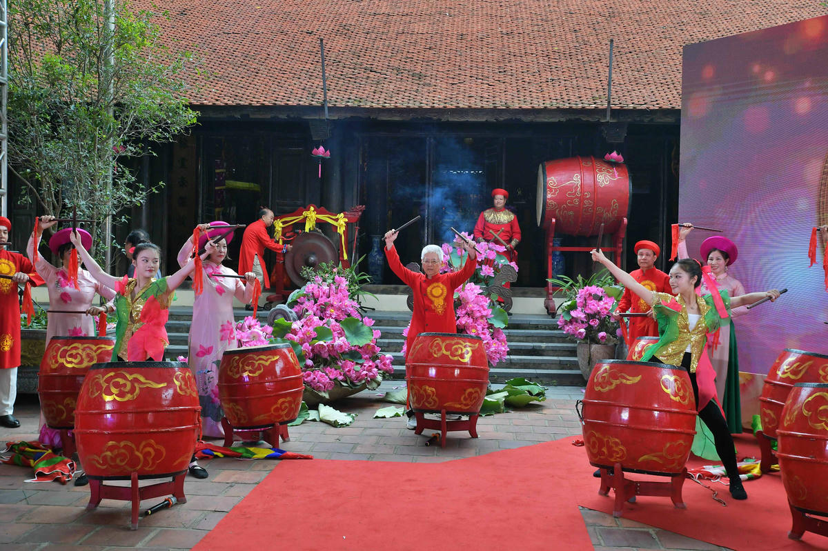 Buổi lễ trao Bằng công nhận Làng nghề truyền thống diễn ra ngày 27/6, tại đình Quảng Bá (Tây Hồ, Hà Nội).