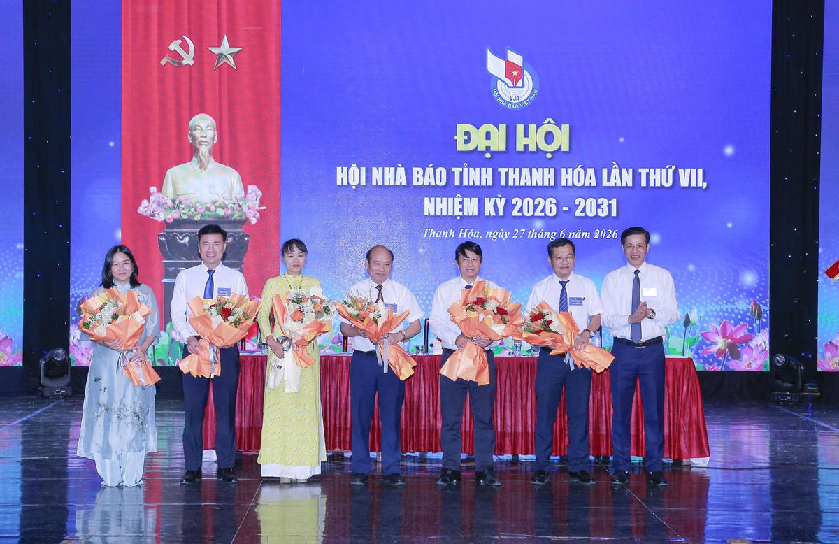  Chủ tịch Hội Nhà báo tỉnh Phạm Văn Báu tặng hoa chia tay các thành viên thôi không tham gia Ban Chấp hành và Uỷ ban Kiểm tra khóa VII. Ảnh: Lê Hợi