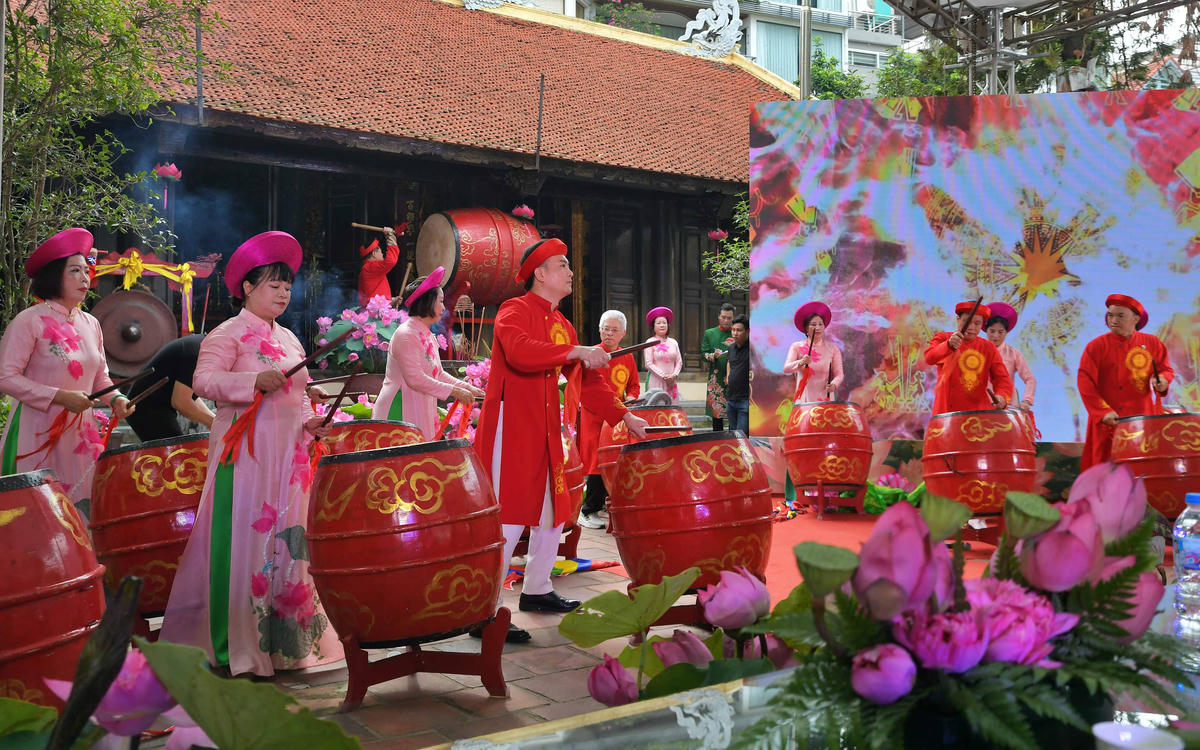 Màn trống hội rộn ràng tại buổi lễ.