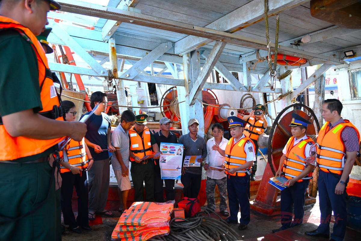 Đại tá Nguyễn Đức Hiếu, Phó Tư lệnh Pháp luật Bộ Tư lệnh Vùng Cảnh sát biển 3 trực tiếp tuyên truyền đến ngư dân tại cảng Cát Lở. Ảnh: Mai Huấn.