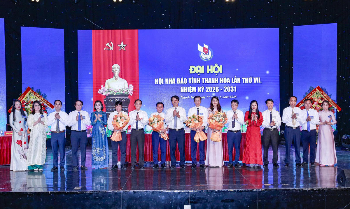 Lãnh đạo tỉnh Thanh Hóa và Hội Nhà báo Việt Nam tặng hoa chúc mừng Ban Chấp hành, Ban Kiểm tra Hội Nhà báo tỉnh khóa VII, nhiệm kỳ 2026 - 2031 và Đoàn đại biểu đi dự Đại hội Hội Nhà báo Việt Nam nhiệm kỳ 2026 - 2031. Ảnh: Lê Hợi