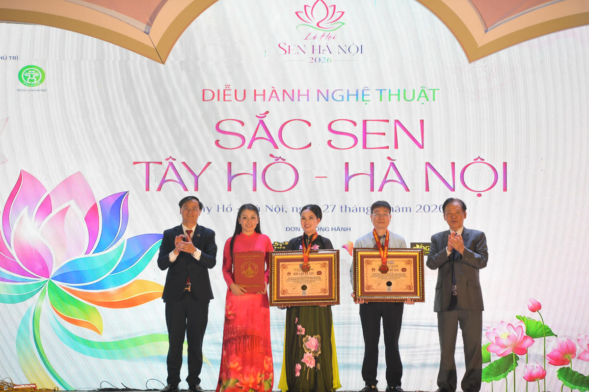 Tổ chức Kỷ lục Việt Nam đã xác lập kỷ lục đối với sự kiện có số lượng phụ nữ tham gia xếp hình cánh hoa và dòng chữ "SEN 2026" đông nhất Việt Nam. Chứng nhận kỷ lục được trao cho Câu lạc bộ Áo dài Việt Nam TP Hà Nội và UBND phường Tây Hồ, TP Hà Nội.