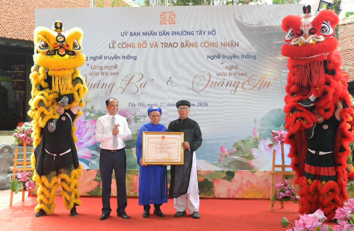 Bí thư Đảng ủy phường Tây Hồ Nguyễn Đình Khuyến trao Bằng công nhận Làng nghề truyền thống của UBND TP Hà Nội cho Làng nghề ướp trà sen Quảng Bá.