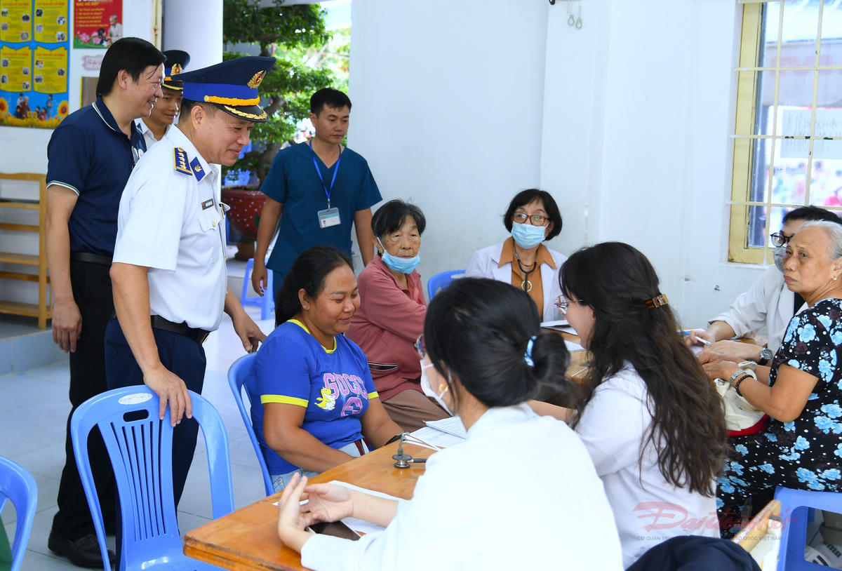 Cảnh sát biển và cán bộ Mặt trận đồng hành cùng ngư dân TP Hồ Chí Minh