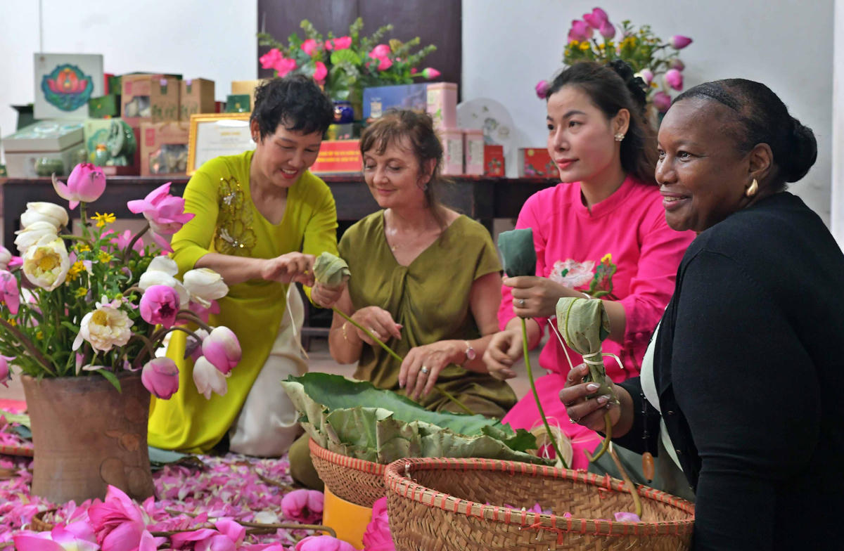 Nghề ướp trà sen Quảng An đã đặc biệt hấp dẫn du khách quốc tế tham gia trải nghiệm.