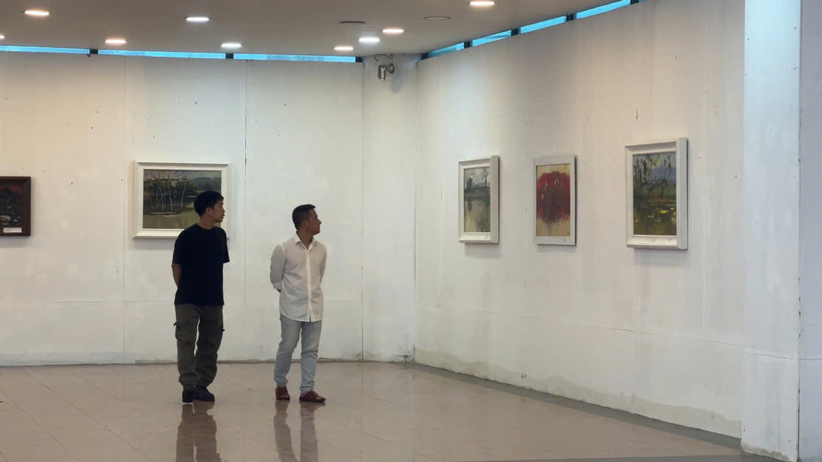 Công chúng tham quan khu trưng bày các tác phẩm của các họa sĩ Hội Mỹ thuật Việt Nam.