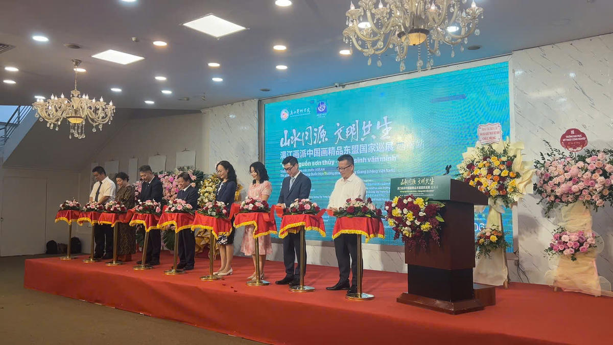 Đại biểu thực hiện nghi thức cắt băng khai mạc triển lãm.