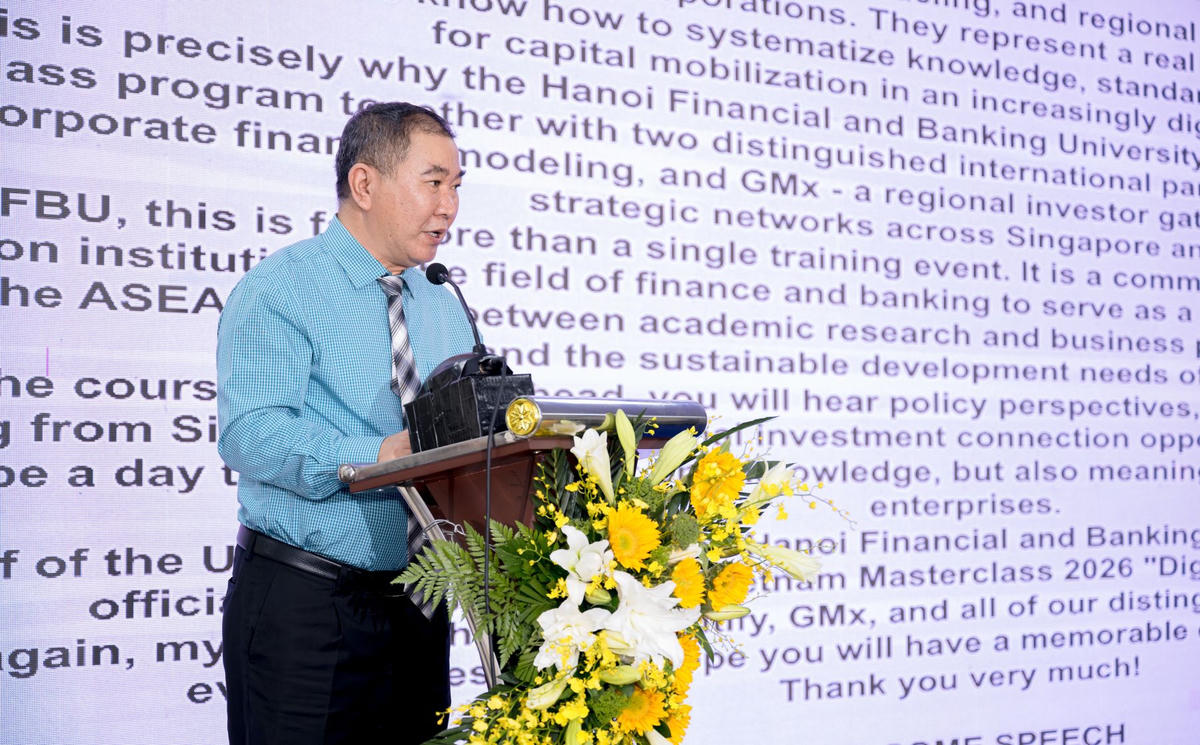 PGS.TSKH Bùi Xuân Biên, Chủ tịch Hội đồng Trường Đại học Tài chính - Ngân hàng Hà Nội phát biểu tại hội thảo. Ảnh: Phạm Thủy.