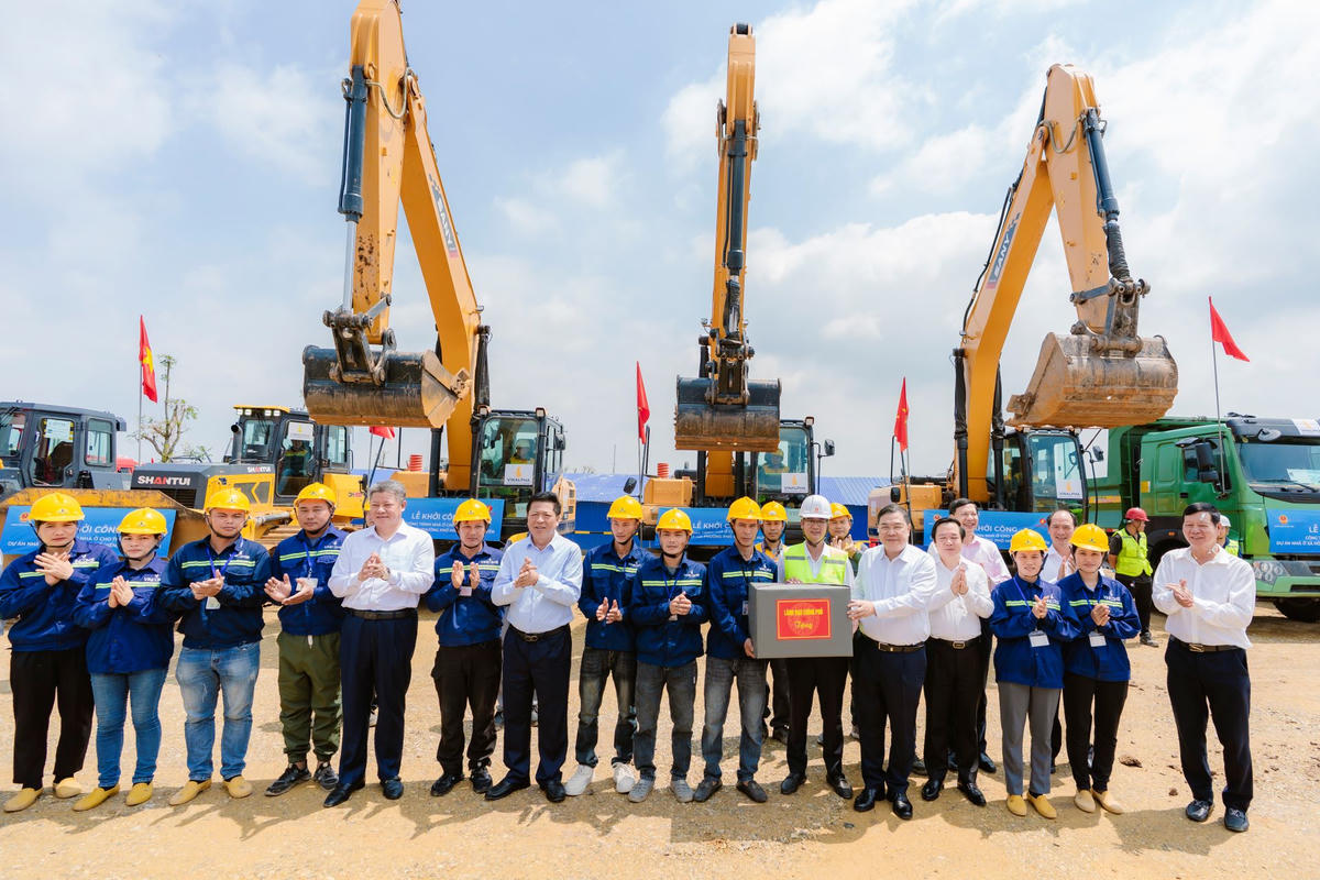 Phó Thủ tướng Thường trực Phạm Gia Túc tặng quà cho tập thể Ban Quản lý, công nhân xây dựng tại dự án Công trình nhà ở cho thuê Dự án nhà ở xã hội phường Phố Hiến