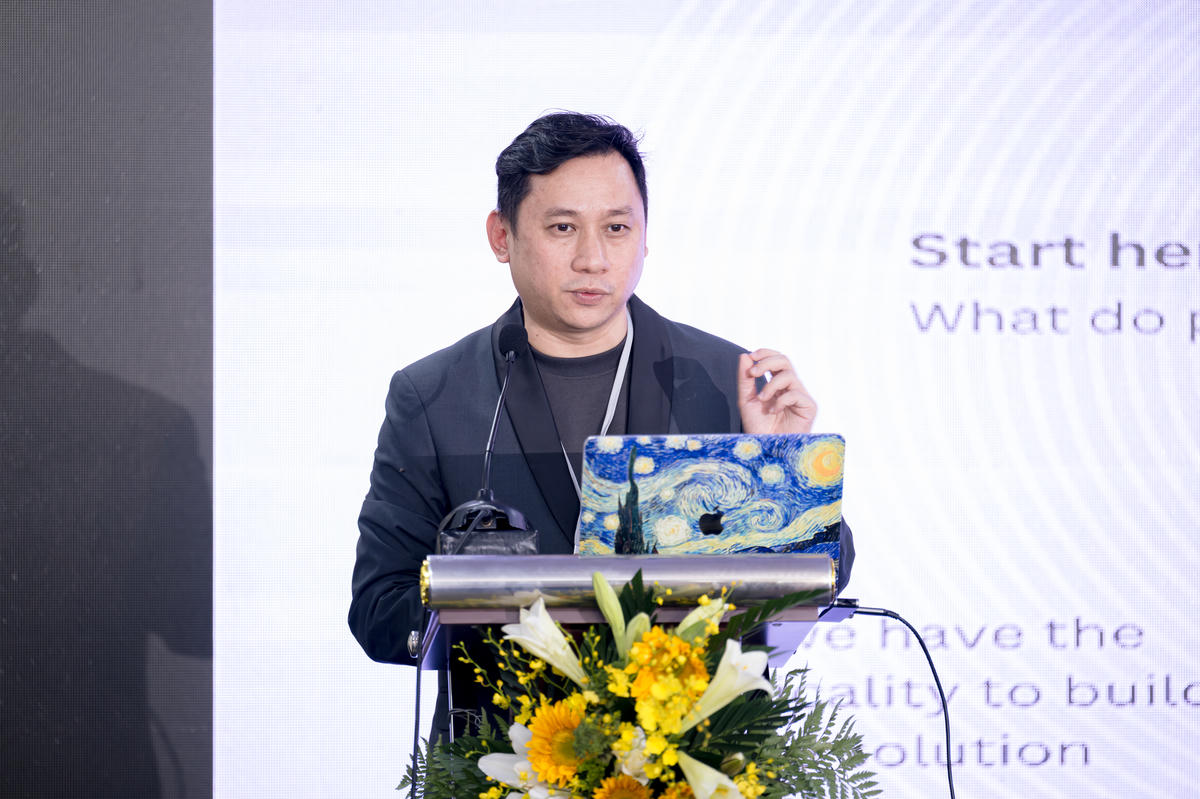 Ông Wayne Fun, Trưởng bộ phận Đổi mới Sáng tạo tại BizPal  phát biểu. Ảnh: Phạm Thủy.