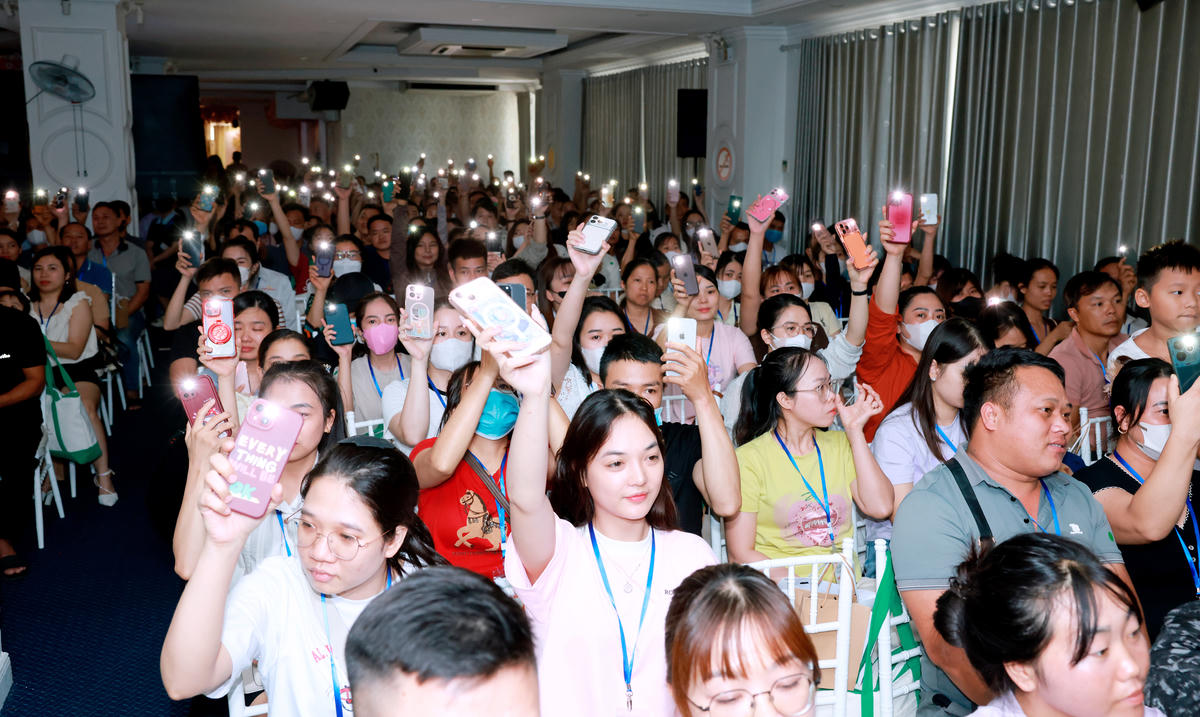 Khoảnh khắc các gia đình cùng thắp sáng hi vọng cho các gia đình mong con 