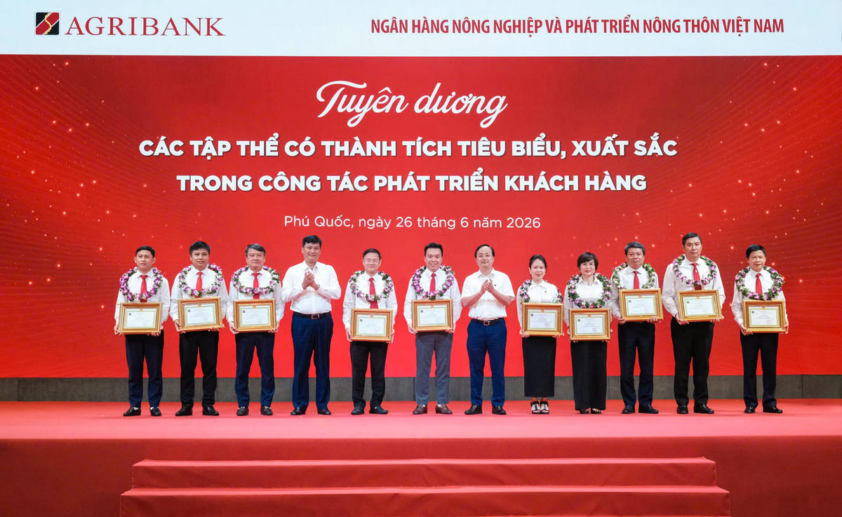 Đồng chí Tô Huy Vũ - Chủ tịch Hội đồng thành viên, Chủ tịch Hội đồng Thi đua - Khen thưởng Agribank và đồng chí Phạm Toàn Vượng - Tổng Giám đốc, Phó Chủ tịch Hội đồng Thi đua - Khen thưởng Agribank trao Giấy khen cho 10 chi nhánh loại I đạt thành tích xuất sắc trong công tác phát triển khách hàng