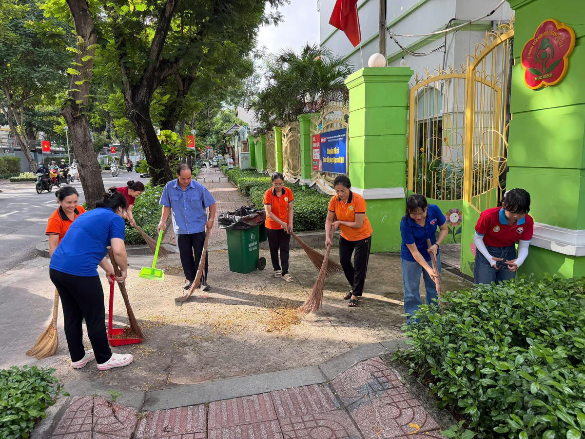 Ủy ban MTTQ Việt Nam phường Xuân Hòa thường xuyên phát động cho người dân, đoàn viên, thanh niên, học sinh tham gia các hoạt động chỉnh trang mỹ quan đô thị. Ảnh: TL