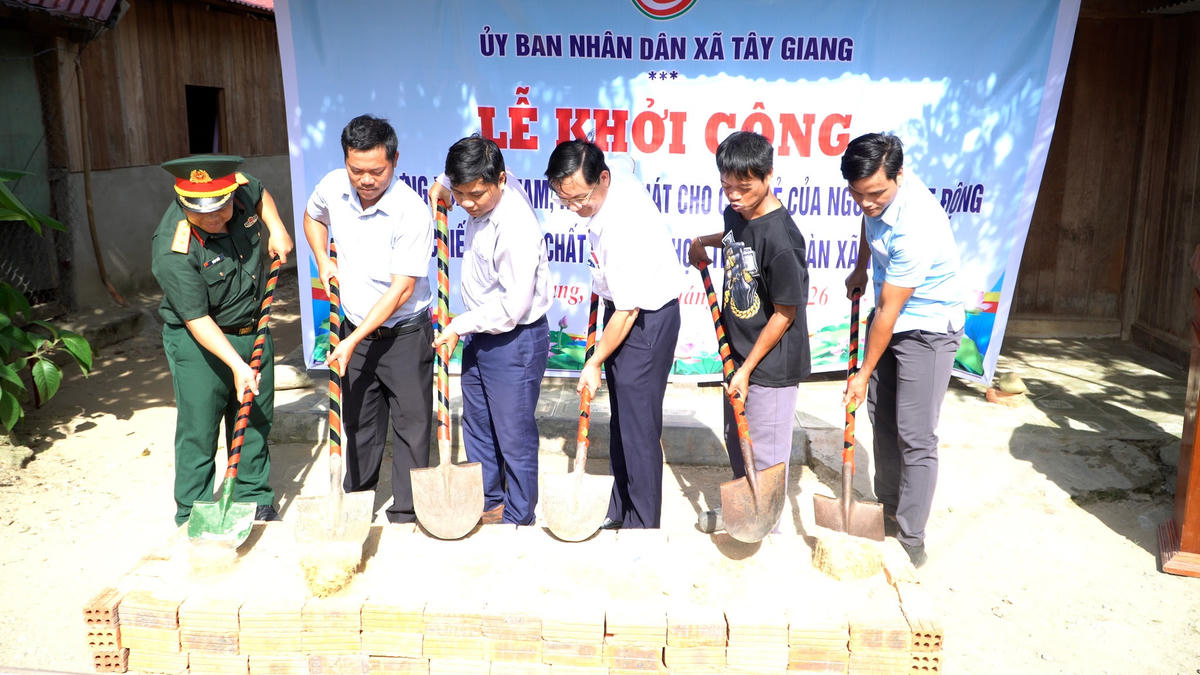 UBND xã A Vương thực hiện khởi công xóa nhà tạm, nhà dột nát cho đối tượng là con đẻ của người hoạt động kháng chiến bị nhiễm chất độc hóa học. Ảnh: AV.