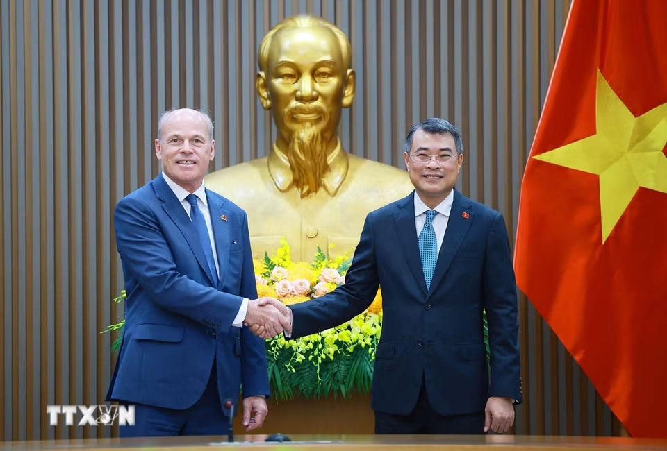 Thủ tướng Lê Minh Hưng tiếp ông James Nickel, Đại sứ Canada tại Việt Nam. (Ảnh: Dương Giang/TTXVN)