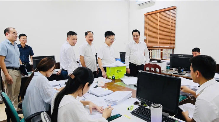 Ông Bùi Văn Sáng tới thăm và động viên tập thể cán bộ Ban Quản lý dự án Đầu tư hạ tầng.