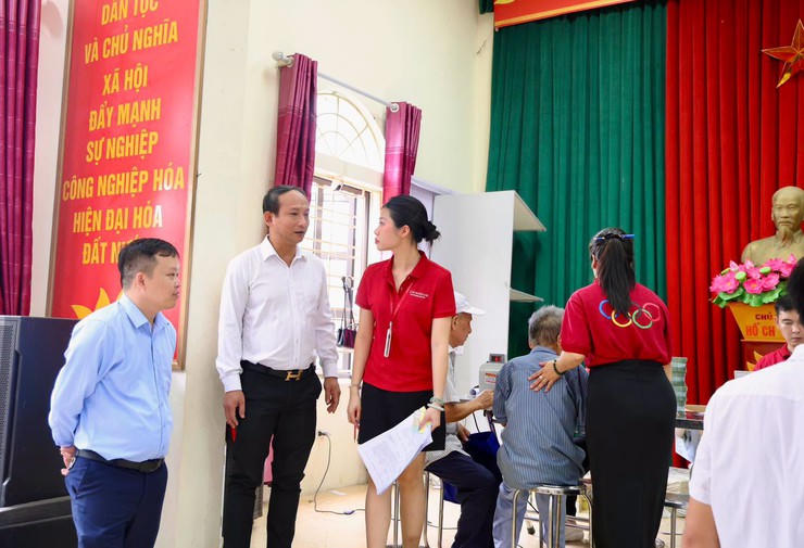 Do số lượng tiền chi trả đợt này rất lớn, các cán bộ Ban Quản lý dự án đã làm việc với tinh thần trách nhiệm cao nhất, tận tình hướng dẫn người dân hoàn thiện thủ tục một cách nhanh chóng, chính xác.