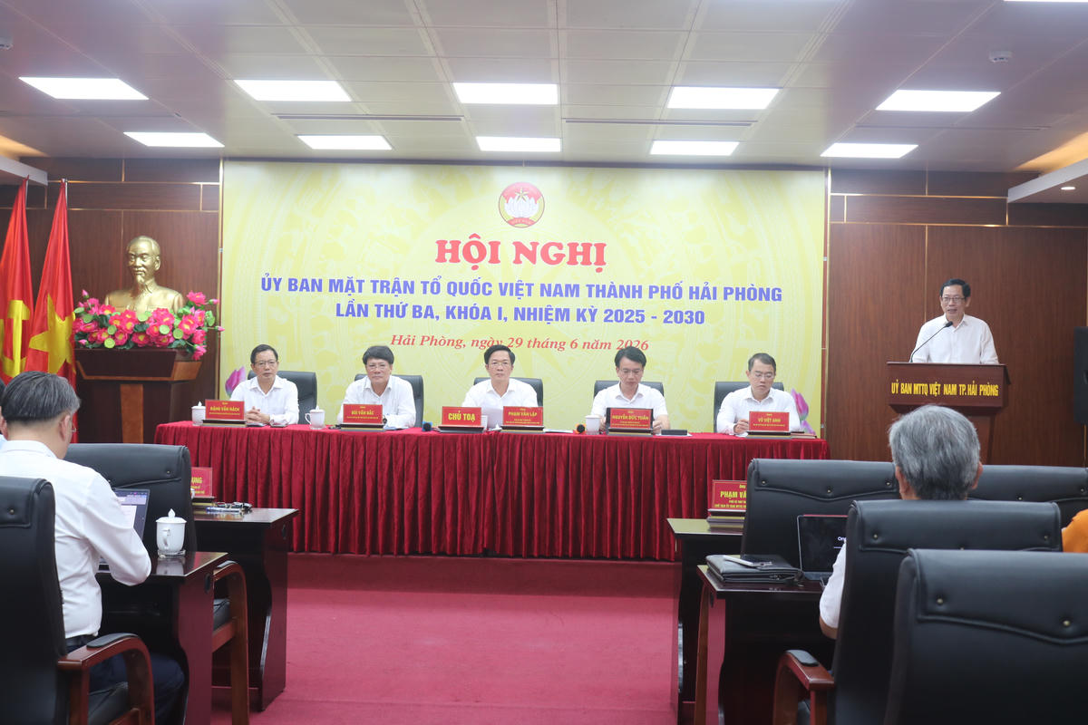 Phó Chủ tịch UBND thành phố Vũ Tiến Phụng thông tin về tình hình kinh tế - xã hội thành phố 6 tháng đầu năm 2026. Ảnh: PT.