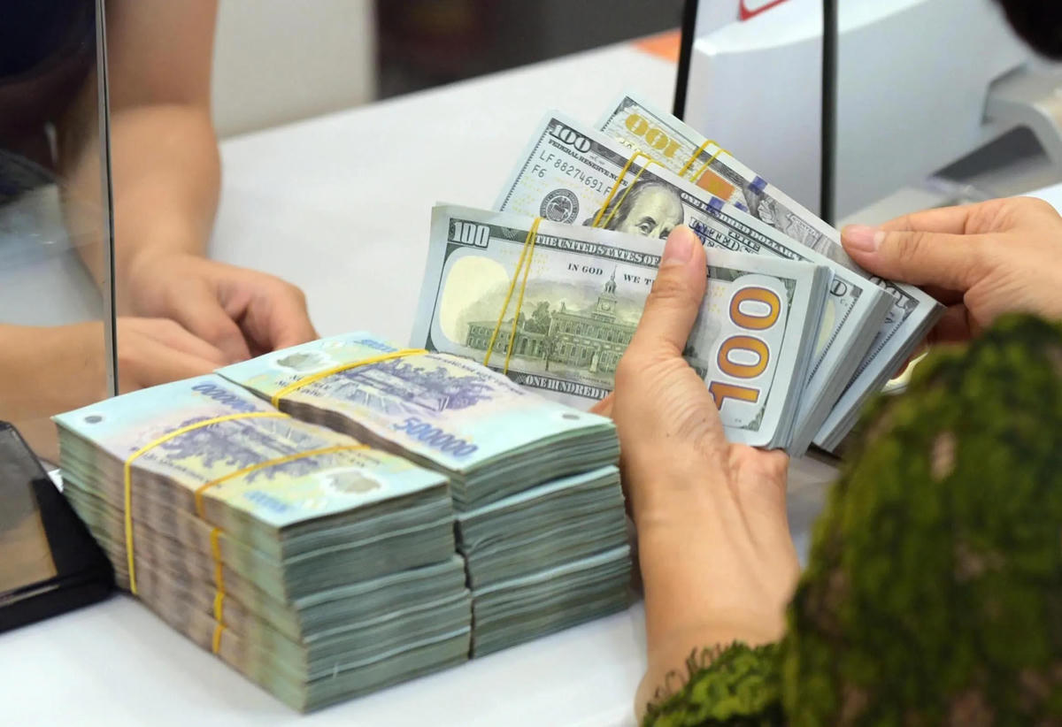 Lưu ý trong giao dịch mua, bán ngoại tệ tiền mặt, phòng ngừa ngoại tệ giả. Ảnh minh hoạ.
