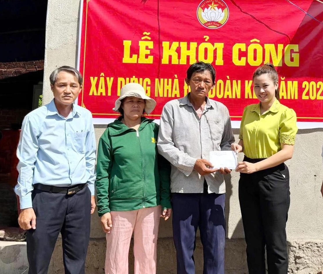 Ủy ban MTTQ Việt Nam phường Đông Hải, trao tiền hỗ trợ đợt 1 cho gia đình bà Đào Thị Thanh Liên.