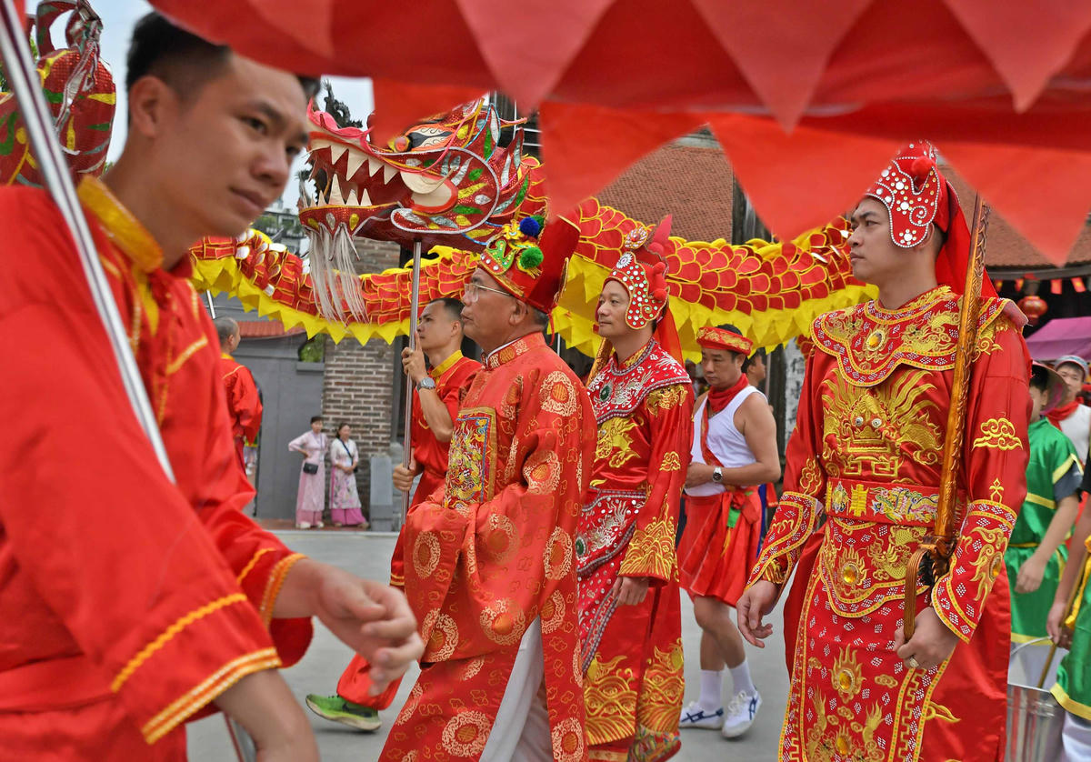 Đoàn rước kiệu làm lễ tại đình Chèm.