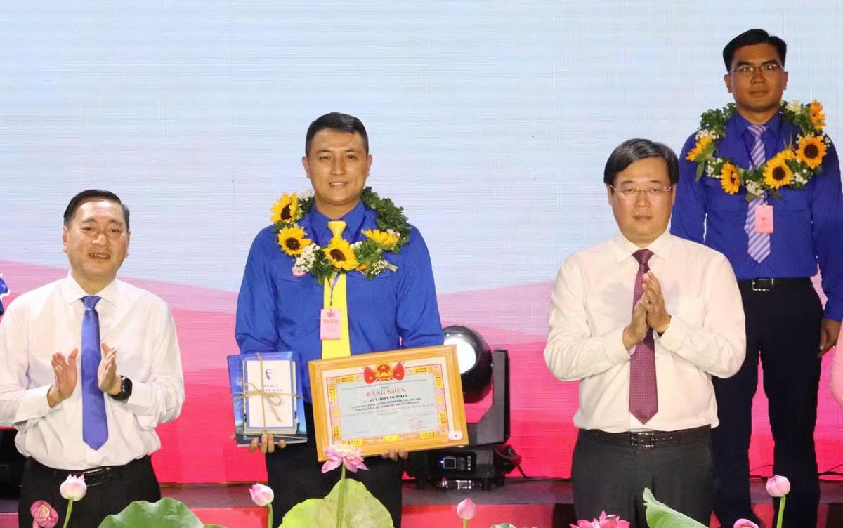 Phó Bí thư Thường trực Thành ủy TP Hồ Chí Minh Lê Quốc Phong (bên phải) cùng Trưởng Ban Tổ chức Thành ủy TP Hồ Chí Minh Phạm Thành Kiên trao Bằng khen cho các gương thanh niên tiêu biểu. Ảnh: PC.