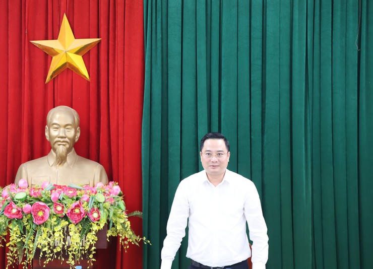 Bí thứ Đảng ủy,  Chủ tịch HĐND xã Tam Hưng Bùi Văn Sáng phát biểu tại buổi làm việc với  Ban Quản lý dự án Đầu tư hạ tầng xã Tam Hưng