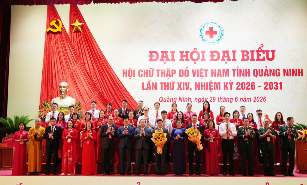Chủ tịch Trung ương Hội Chữ thập đỏ Việt Nam Đỗ Thị Thu Thảo và Bí thư Tỉnh ủy Quảng Ninh Quản Minh Cường tặng hoa chúc mừng Ban Chấp hành Hội Chữ thập đỏ tỉnh Quảng Ninh khóa XIV, nhiệm kỳ 2026 - 2031.