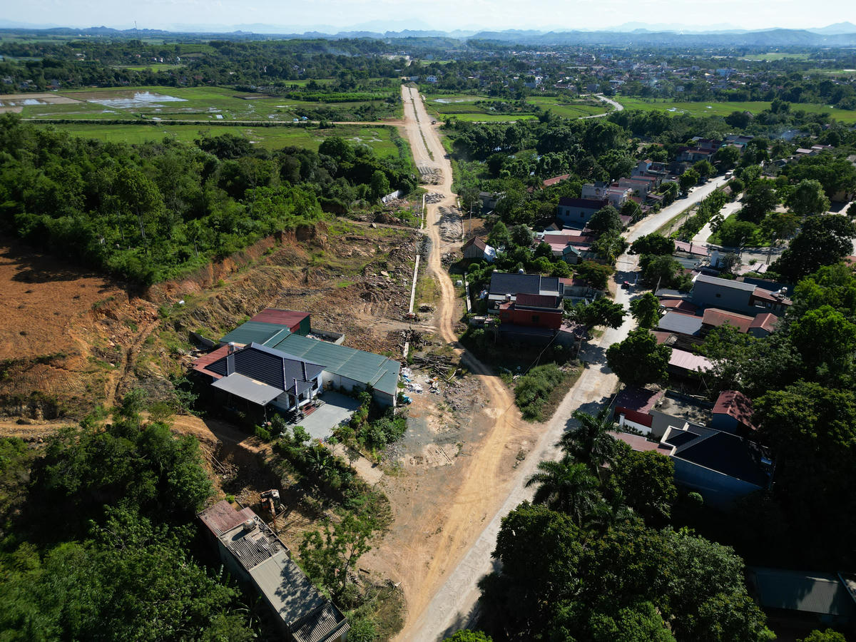 Theo ông Luận, trong 0,993km còn lại này, có 6 điểm nối đang bị ách tắc trong GPMB, gồm 2 điểm đầu và cuối tuyến nối trực tiếp với Quốc lộ 45; 1 điểm giao với Tỉnh lộ 523; 1 điểm giao Tỉnh lộ 516 và 2 điểm giao đường liên xã. 'Toàn tuyến hiện còn vướng mặt bằng của 33 hộ dân ở xã Kim Tân. Trong thời gian tới, chủ đầu tư sẽ phối hợp với chính quyền địa phương để vận động bà con sớm bàn giao mặt bằng, phấn đấu đưa công trình sớm về đích vào cuối năm 2026', ông Luận nói.