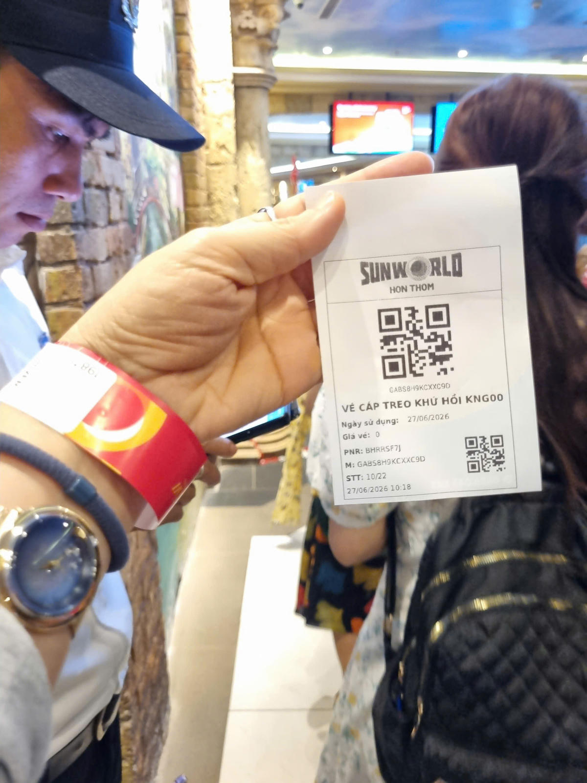 Du khách quét mã QR tại cáp treo Hòn Thơm - Phú Quốc. Ảnh: Dung Hòa