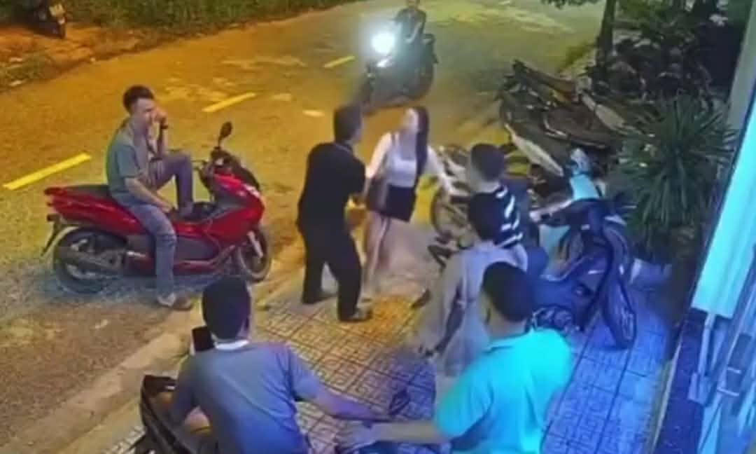 Vụ việc trêu ghẹo, tát cô gái rồi đánh người đi cùng trước quán karaoke được đăng tải lên mạng khiến nhiều người bức xúc. Ảnh: CANB