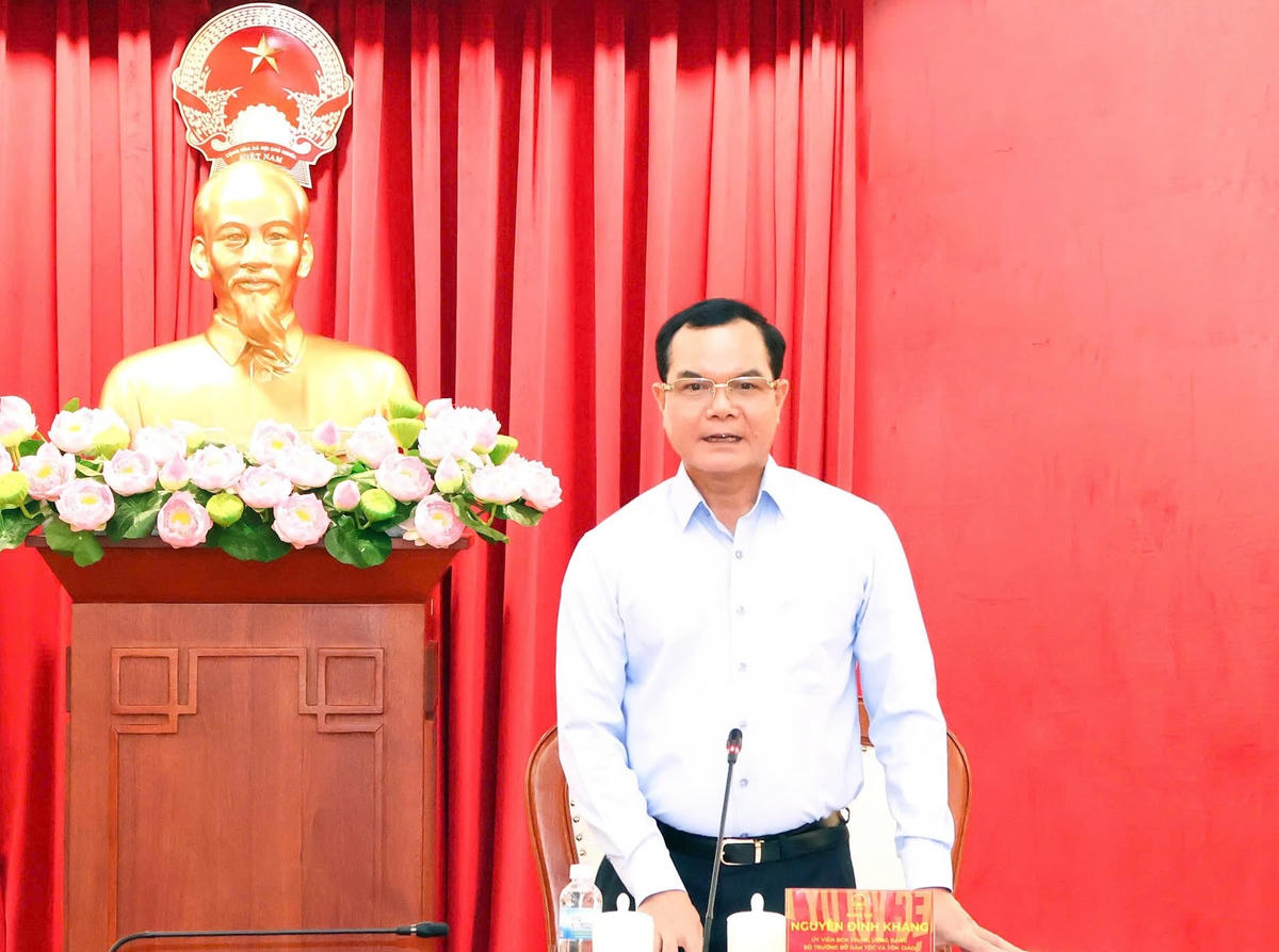 Bộ trưởng Nguyễn Đình Khang phát biểu tại buổi làm việc.