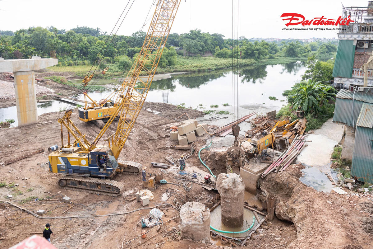 Không khí thi công cũng diễn ra sôi động tại công trường cầu Mai Lĩnh - một trong những hạng mục quan trọng của dự án. Nhiều mũi thi công được duy trì liên tục nhằm bảo đảm tiến độ.