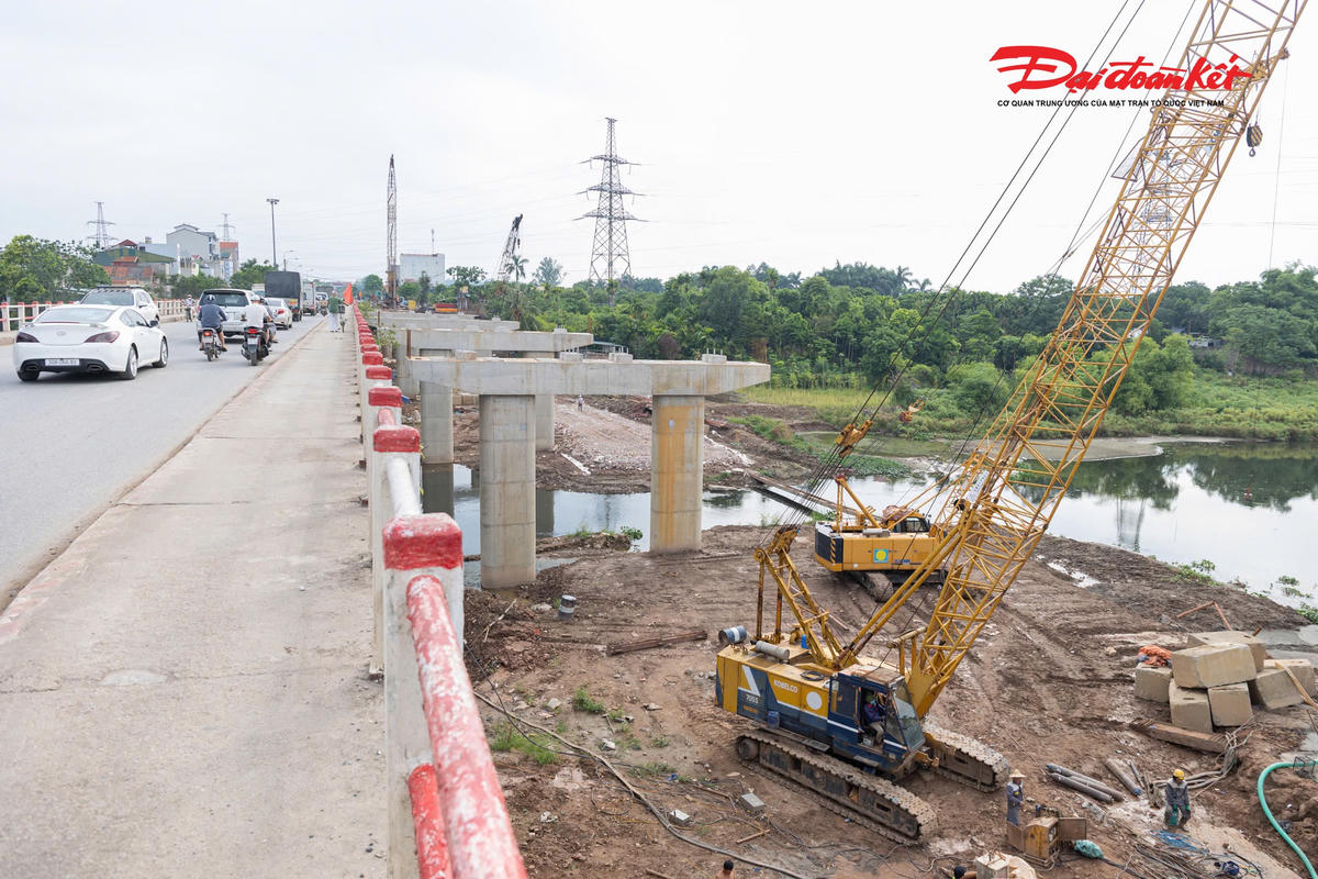 Việc mặt bằng liên tục được bàn giao đã tạo điều kiện để nhiều mũi thi công đồng loạt triển khai trên toàn tuyến.