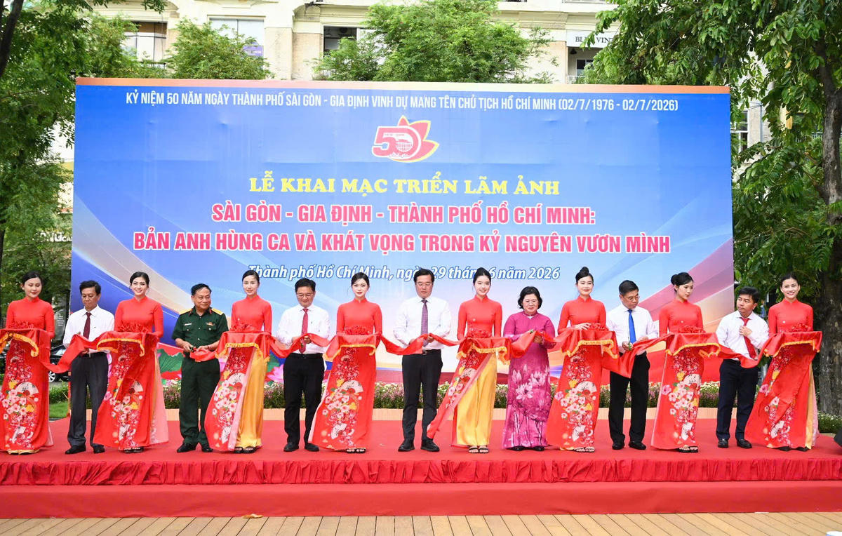 Các lãnh đạo Thành ủy, UBND TP Hồ Chí Minh tham gia cắt băng khai mạc triển lãm. Ảnh: Quốc Thanh.