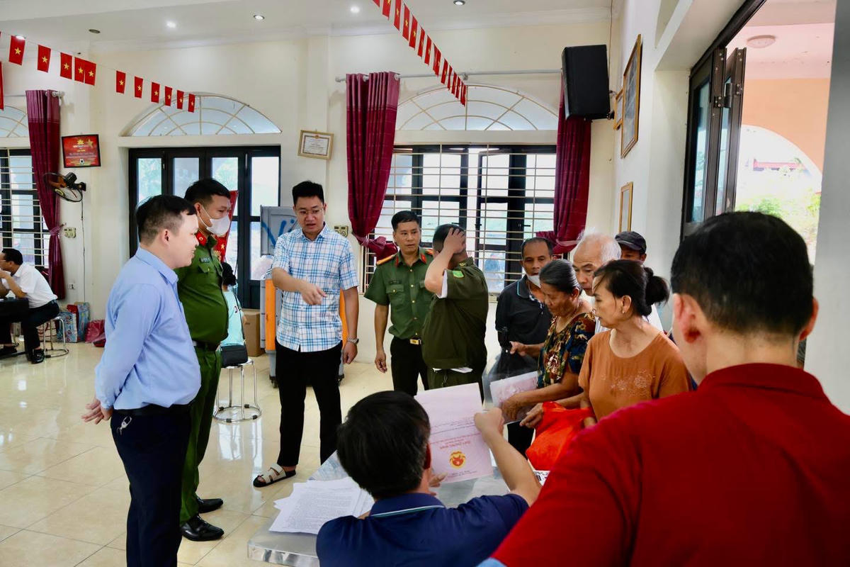 Ngay từ sáng sớm, khu vực Nhà văn hóa thôn Thạch Nham - nơi diễn ra công tác chi trả - đã nhộn nhịp người dân đến hoàn thiện thủ tục nhận tiền.