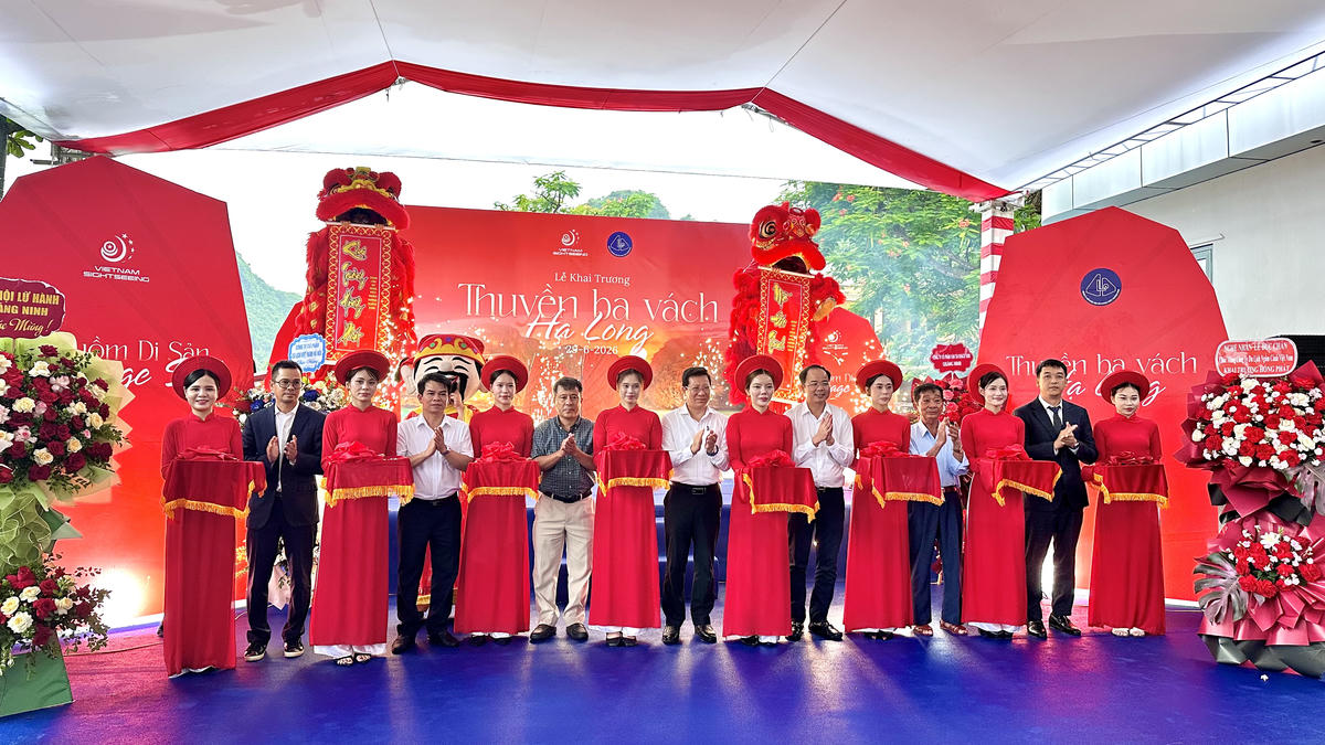 Các đại biểu cắt băng khai trương sản phẩm trải nghiệm thuyền buồm ba vách Hạ Long. 