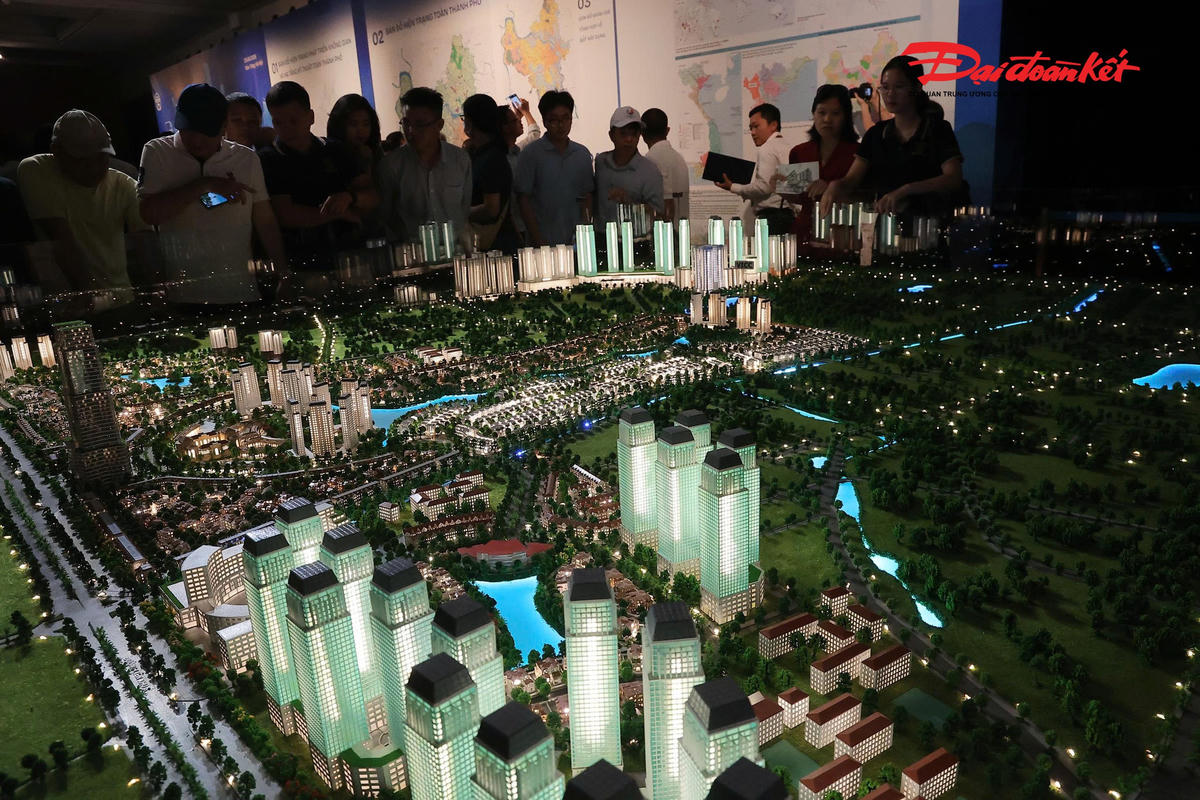 Người dân tham quan triển lãm quy hoạch Hà Nội tầm nhìn 100 năm